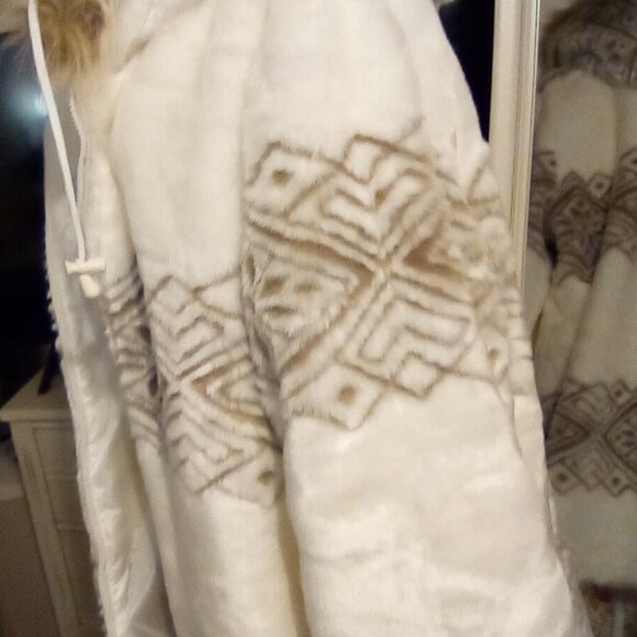 Woman Within Faux Fur Coat, sz 2x, Ivory 2/tan Nordic pattern - Picture 3 of 7